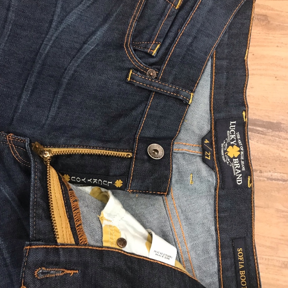 Like new , super comfy and cute lucky Sofia bootcut jeans. Super stretchy